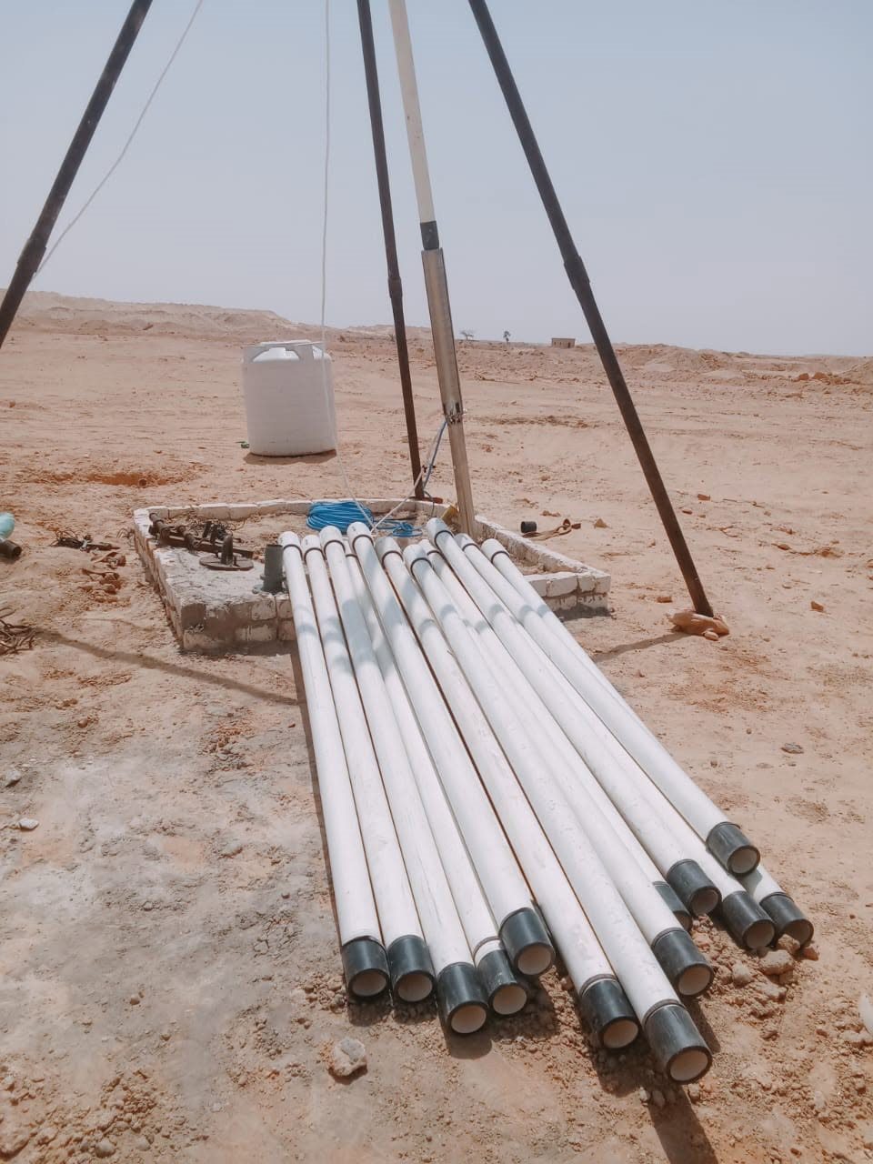 مواسير البئر جاهزة للتركيب في موقع صحراوي