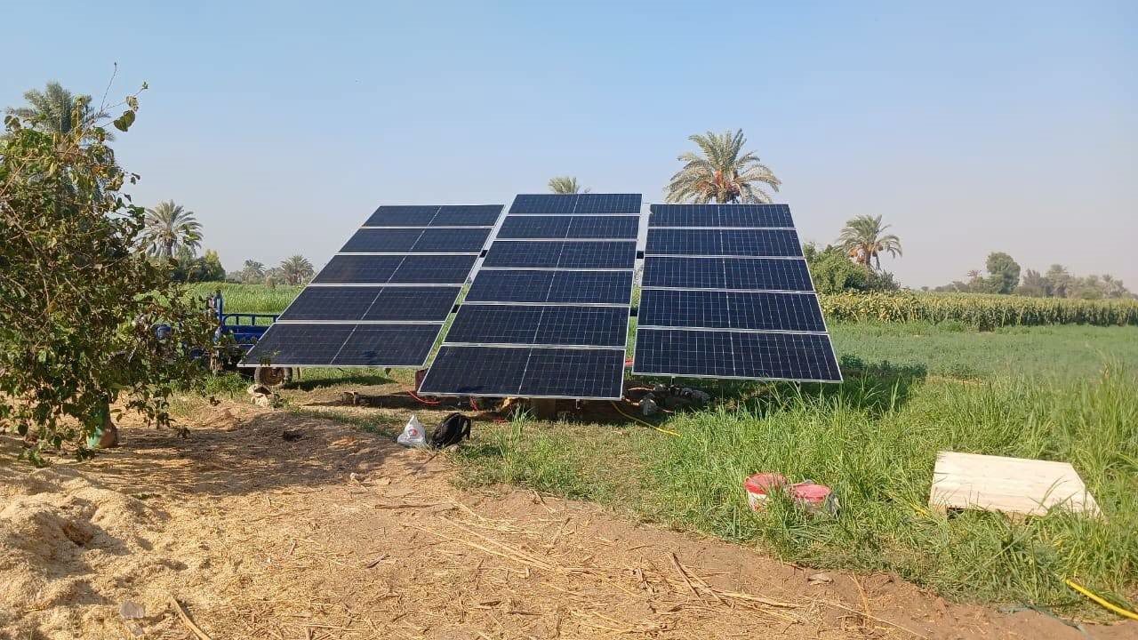 منظومة ضخ شمسية بأرض زراعية