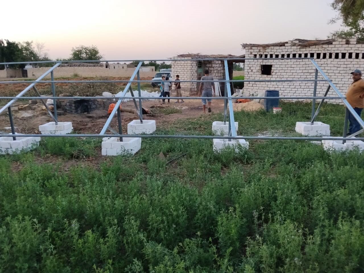 تجهيز حوامل وقواعد الألواح الشمسية بالموقع
